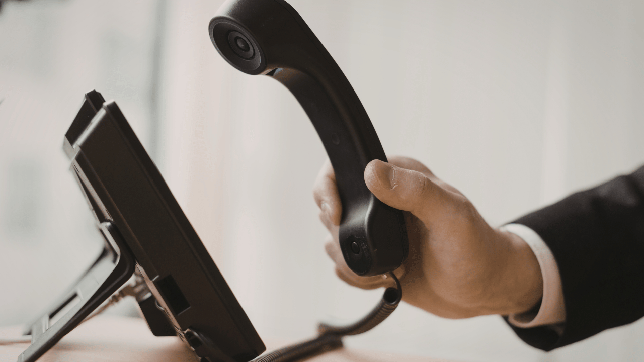AI vs. Live Receptionists: What Businesses Really Need in 2026